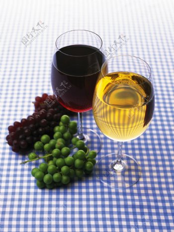 餐桌上的葡萄与洋酒特写图片
