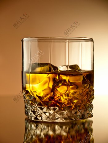 加冰块的高档威士忌图片