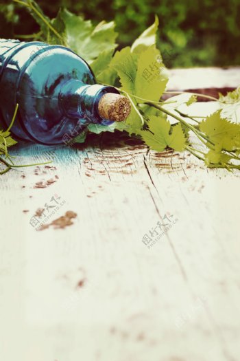 玻璃酒瓶与木板背景图片