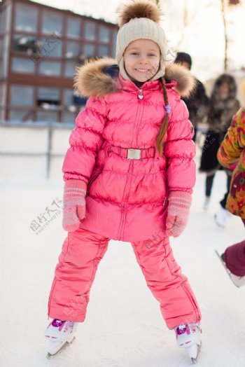 滑雪场上的可爱小女孩图片