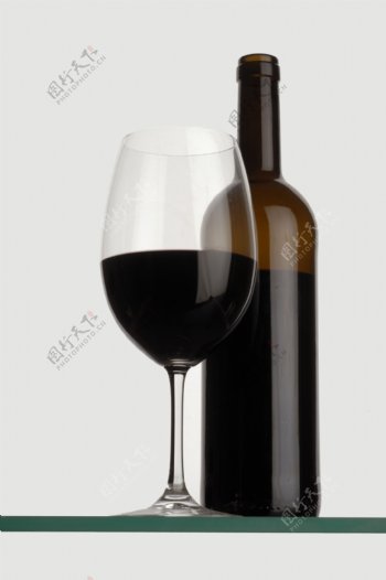 葡萄酒杯与酒瓶摄影图片