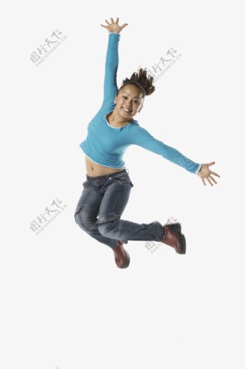 腾空跳跃的时尚女青年舞者图片