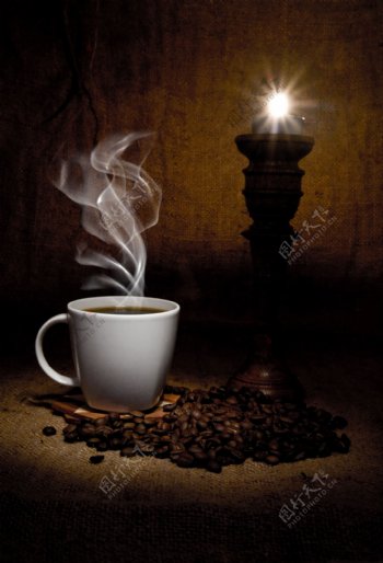 热咖啡与咖啡豆特写图片