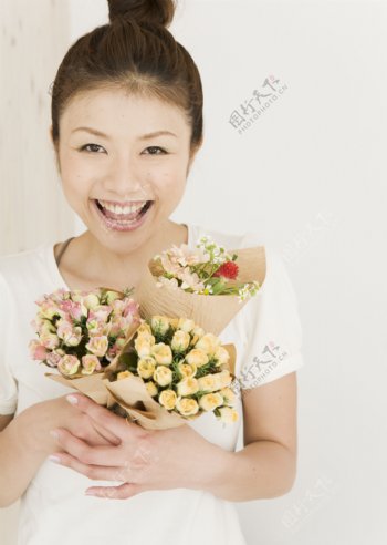 手捧鲜花的开心女孩子图片