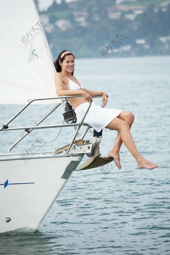 游艇上的美女图片