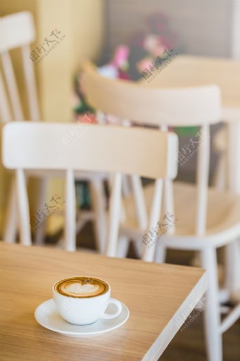 桌子上的咖啡图片