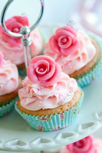 漂亮的玫瑰花奶油蛋糕图片