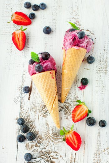 草莓蓝莓冰淇淋图片