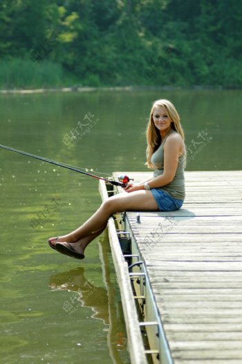 水岸边钓鱼的美女图片