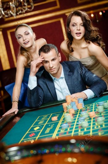 赌场里的男人和女人图片