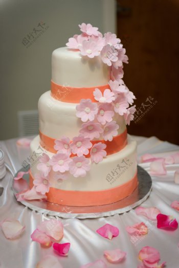 粉色花朵婚礼蛋糕图片