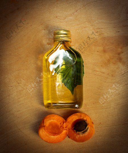 一瓶精油与杏图片