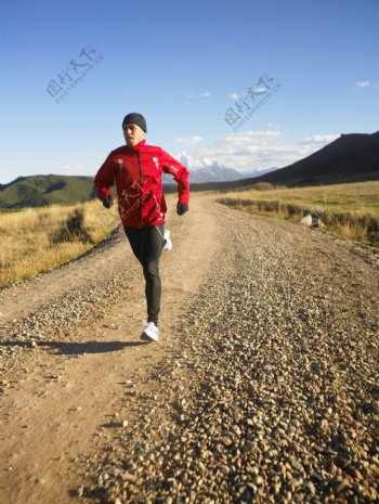 正在跑步的男人图片