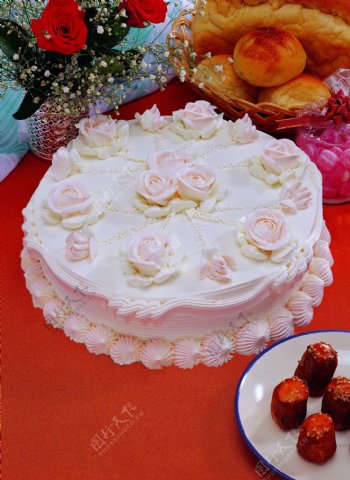 高清奶油生日蛋糕图片