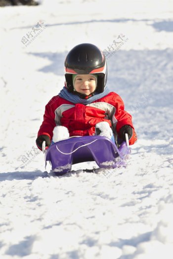 开心滑雪的儿童图片
