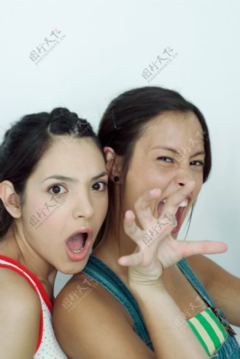 做怪表情的两个女生图片