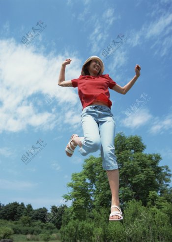 跳跃起的女人图片