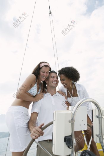 游艇上的夫妻图片