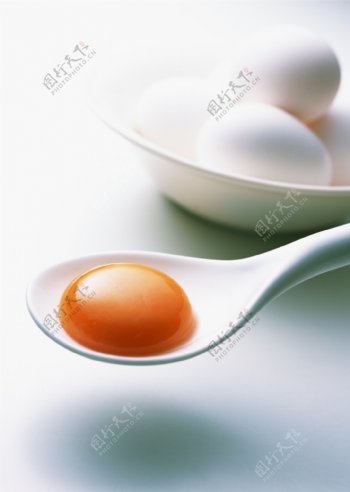 勺子里的蛋黄摄影