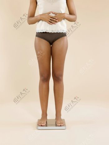正在称体重的外国黑人女性图片