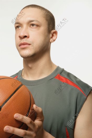捧着篮球的男人图片