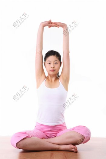 正在瑜珈健身的女性图片