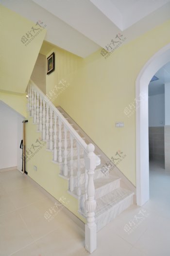 简约室内楼梯黄色背景墙设计图