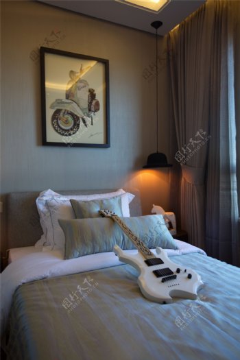 现代简约卧室大床吉他设计图