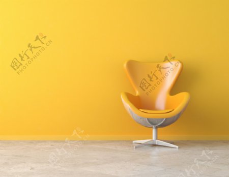 黄色墙边的椅子图片