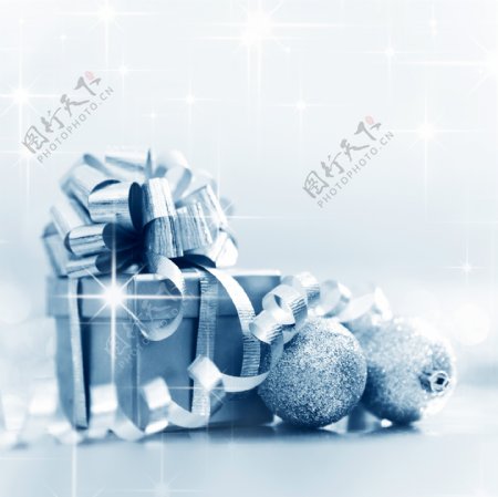 礼物与圣诞球图片
