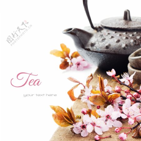 桌子上的茶壶和鲜花图片