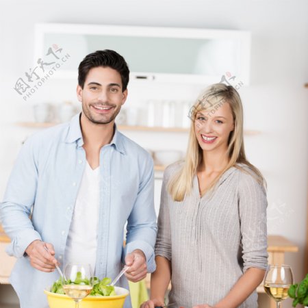做饭的夫妻图片