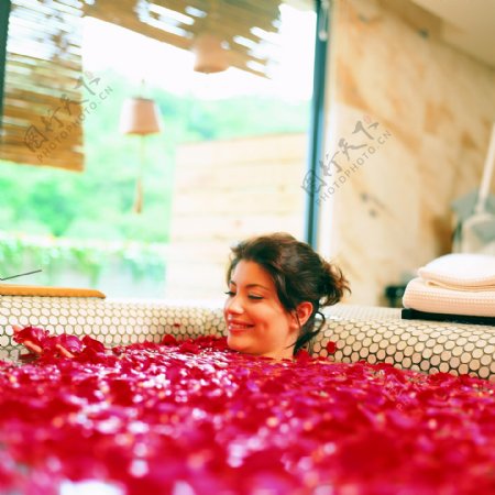 洗花瓣浴的女人图片
