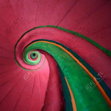 紫红色螺旋楼梯