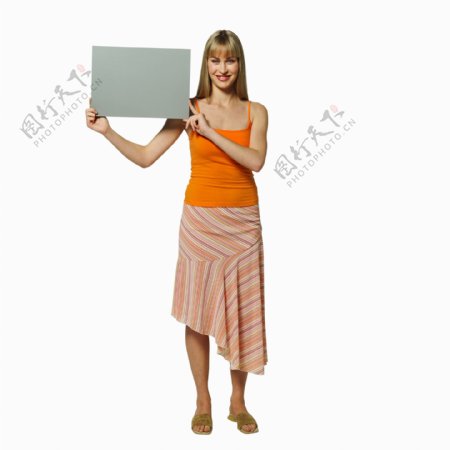 外国女人举着广告牌图片