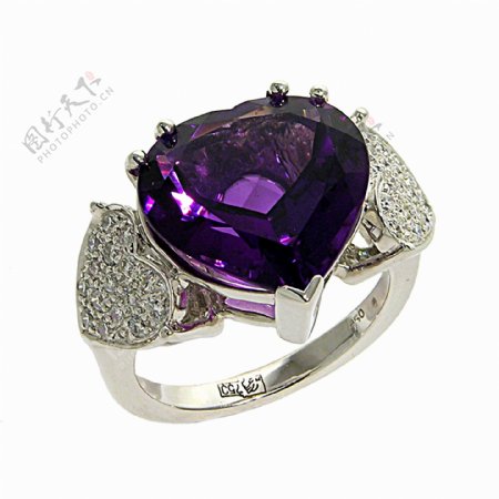 紫色钻石戒指摄影图片