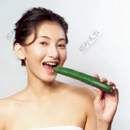 吃青瓜的美女图片