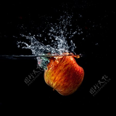 苹果与溅起的水花图片