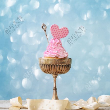 梦幻光斑心形蛋糕图片