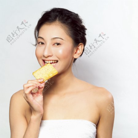 吃饼干的健康美女图片