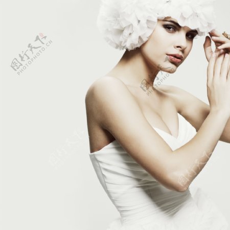 白色礼服白色帽子的女人图片
