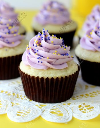 浪漫紫色纸杯蛋糕图片