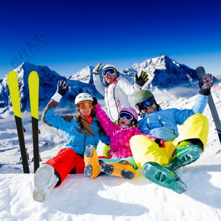 坐在雪地上的一家人图片