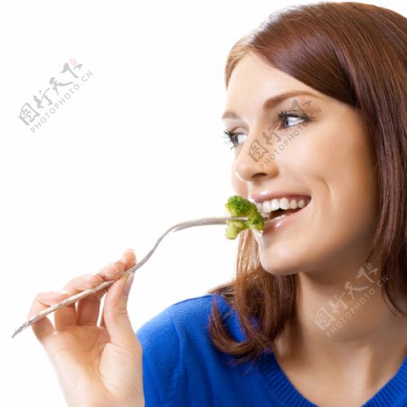 吃蔬菜的美女图片