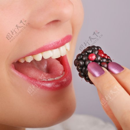 拿着黑莓吃的美女图片