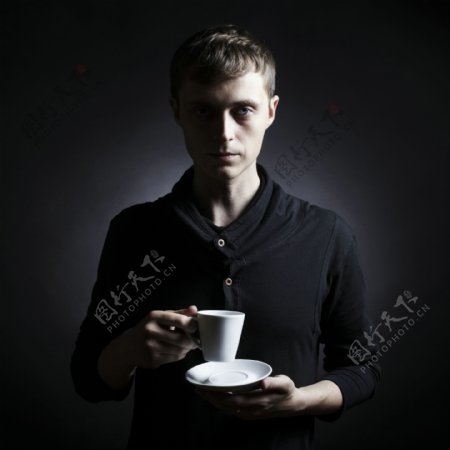 端着咖啡的外国男士图片