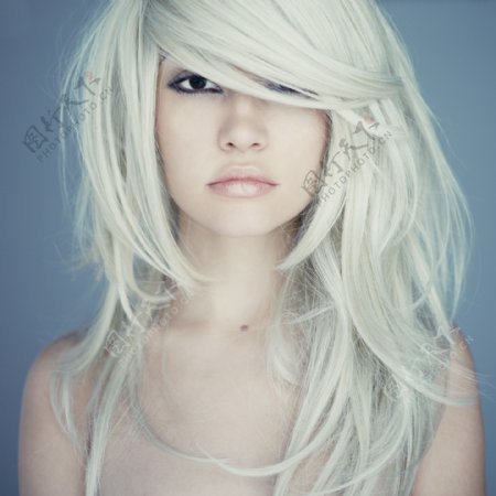 染白发的美女模特图片