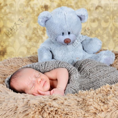 小熊与睡着的婴儿图片