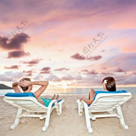 休闲椅看日出的情侣图片