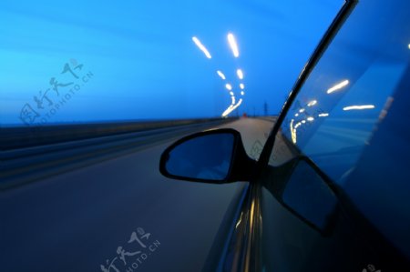 在高速路上行驶的汽车图片